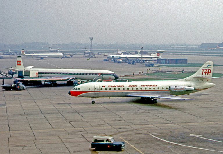 Sud-Aviation-Caravelle-da-TAP-no-Aeroporto-de-Heathrow-Londres-em-1966-768×531