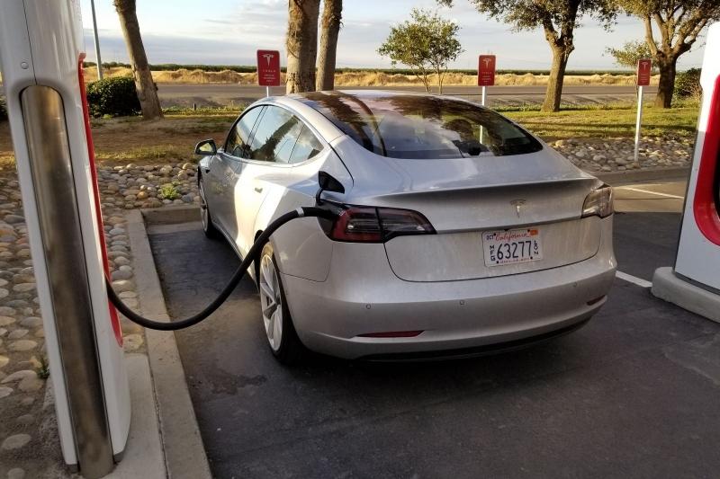 Tesla-Model-3-Spotted-1-960×600