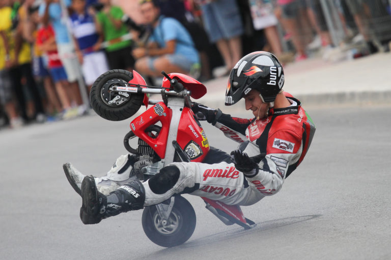 burn-out-wheelie-pocket-emilio-zamora-ducati-stunt-team-sixty-rider-festival-villacanas-768×512