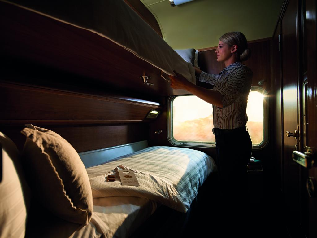 gold-service-making-the-bed-56031