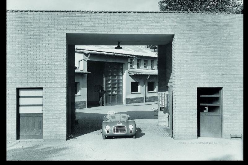 1.-125-S-is-positioned-at-the-entrance-of-the-Ferrari-factory,-1947
