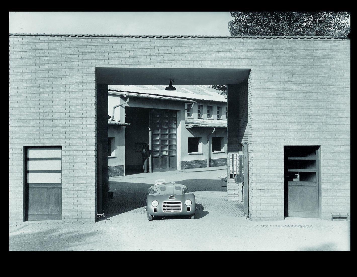1.-125-S-is-positioned-at-the-entrance-of-the-Ferrari-factory,-1947