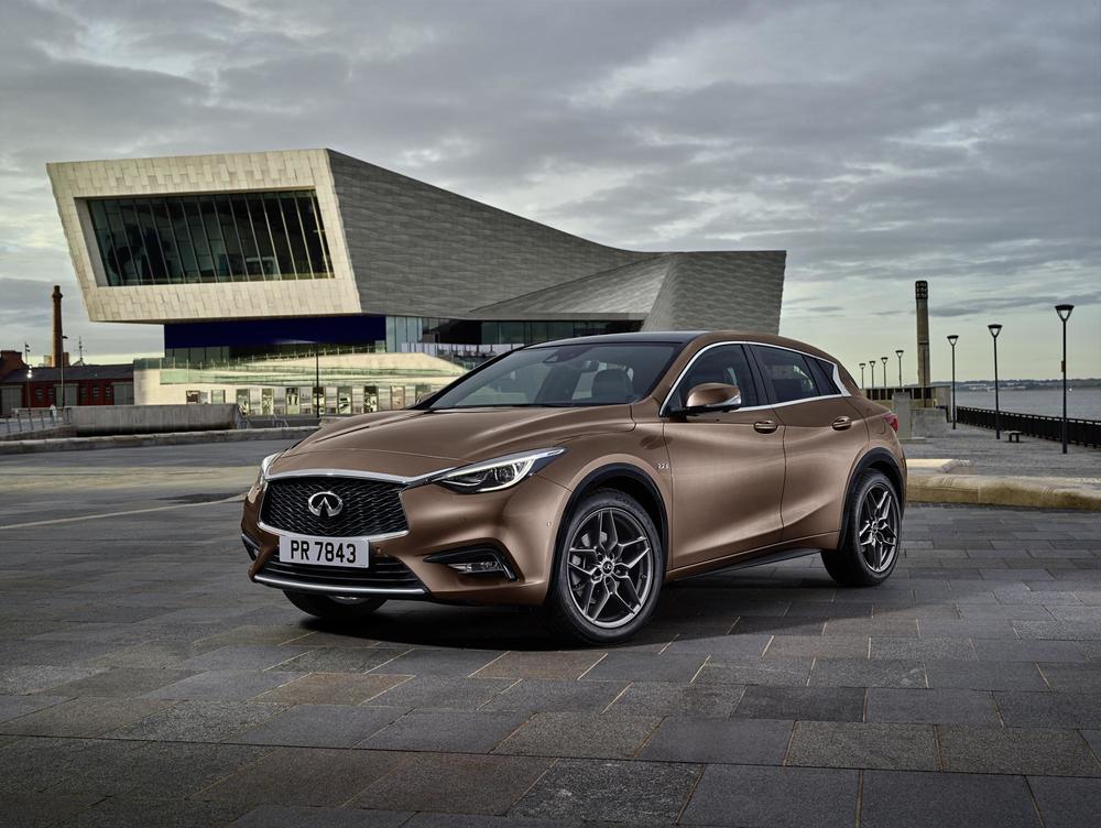 2-Infiniti-Q30-Premium-Tech