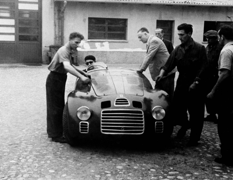 2.-Enzo-Ferrari-with-the-125-S-in-the-courtyard-of-Fabbrica.-At-the-wheel-is-Ferdinando-Nando-Righetti-960×600
