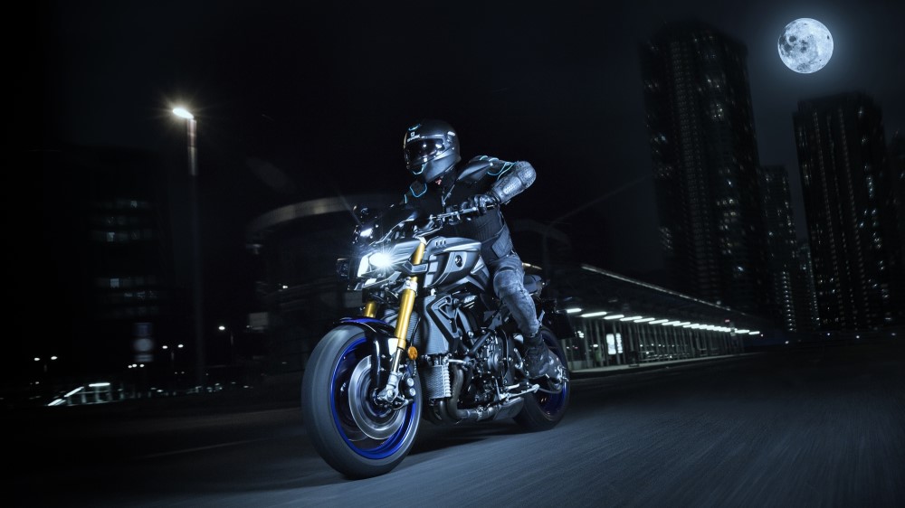 2017-yamaha-mt10dx-eu-silver-blu-carbon-action-001-1