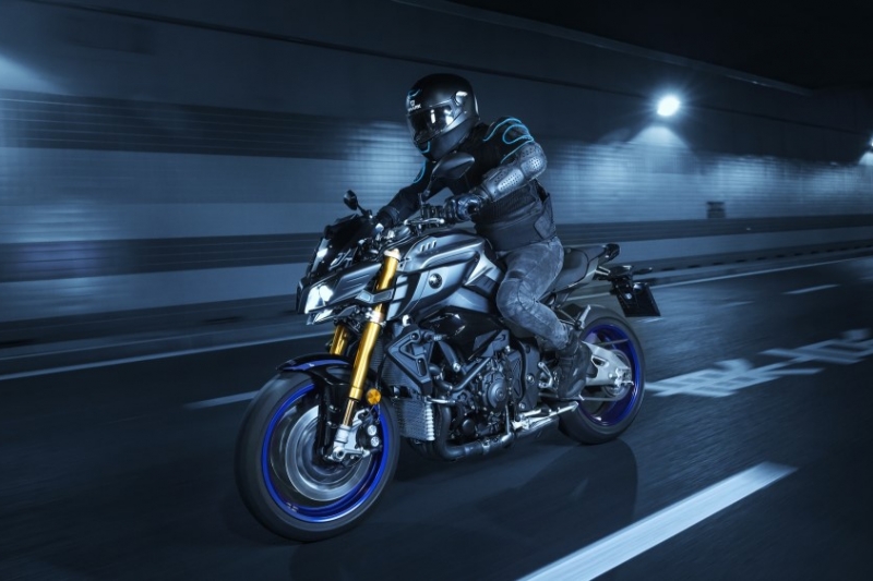 2017-yamaha-mt10dx-eu-silver-blu-carbon-action-005