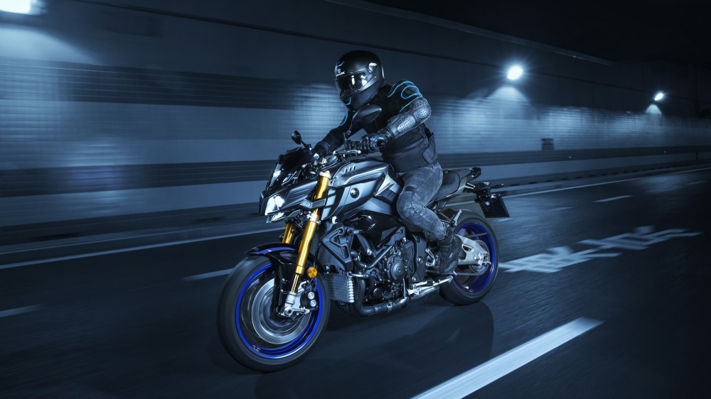 2017-yamaha-mt10dx-eu-silver-blu-carbon-action-005