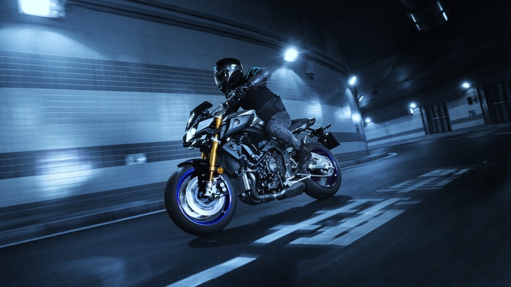 2017-yamaha-mt10dx-eu-silver-blu-carbon-action-006