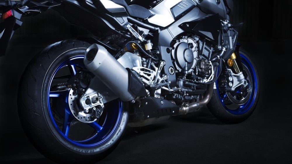 2017-yamaha-mt10dx-eu-silver-blu-carbon-detail-008