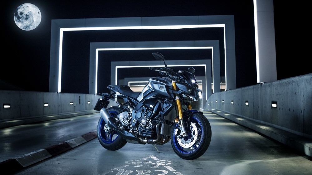 2017-yamaha-mt10dx-eu-silver-blu-carbon-static-001