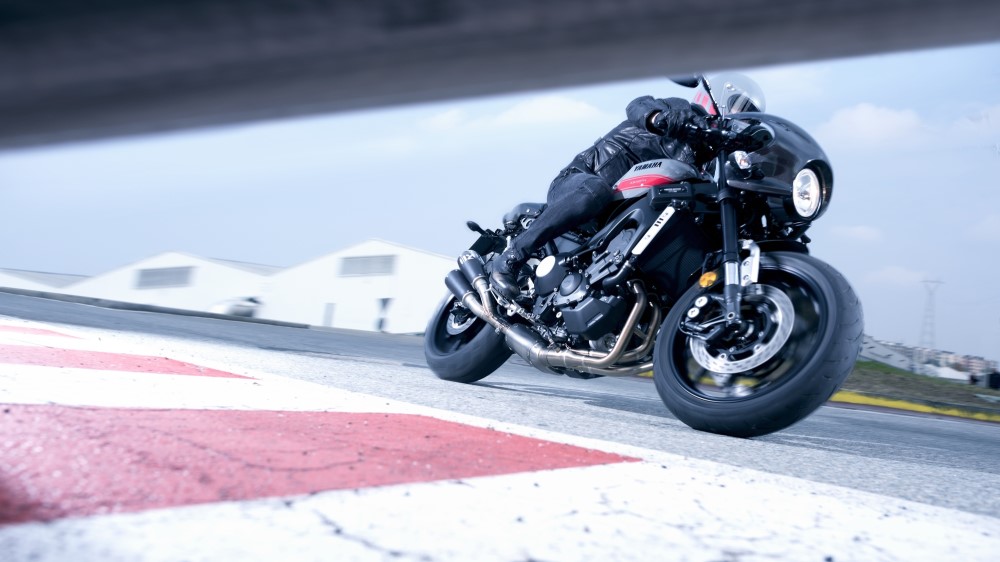 2017-yamaha-xsr900-abarth-eu-nimbus-grey-action-008