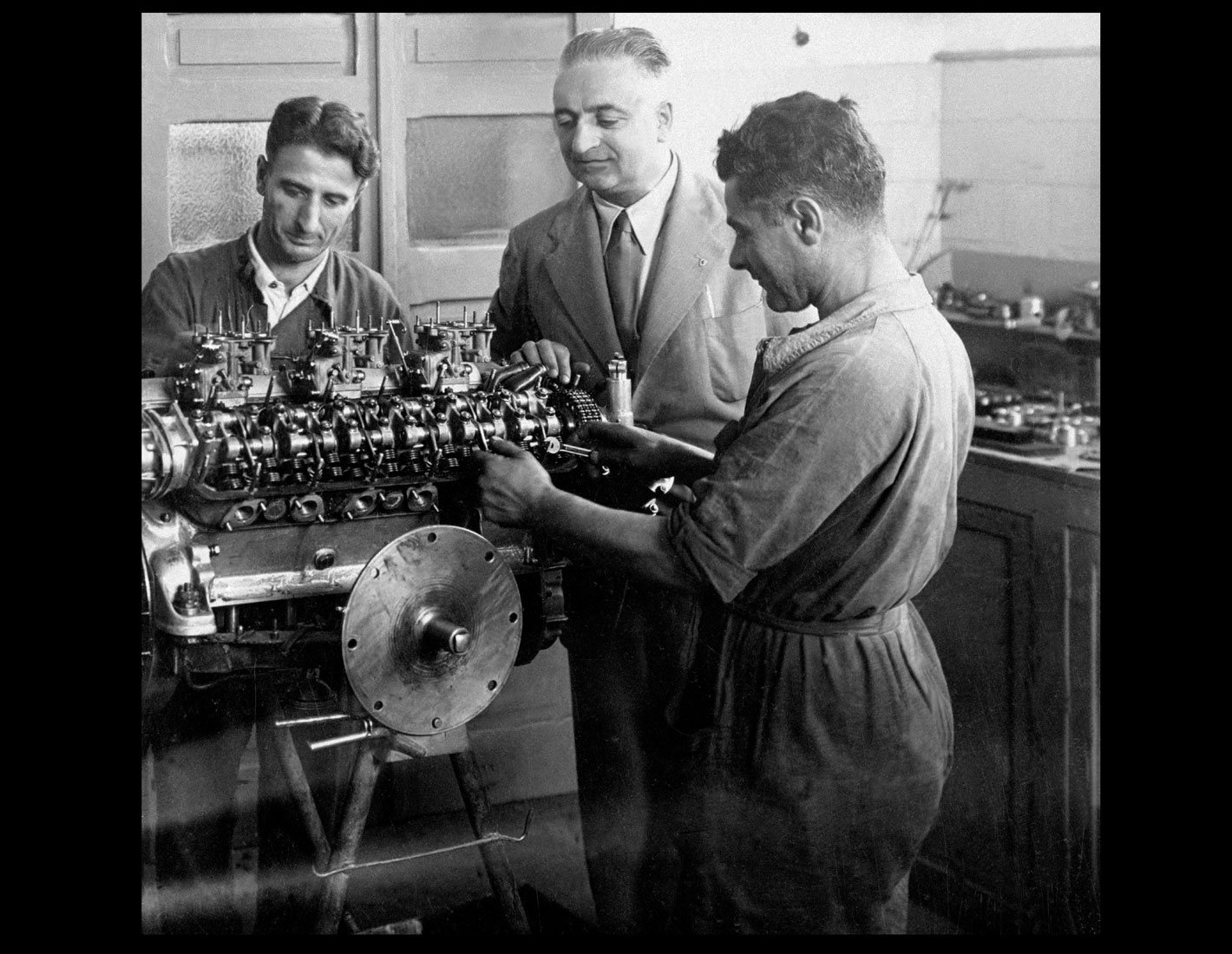 3.-Enzo-Ferrari-in-Factory,-1947