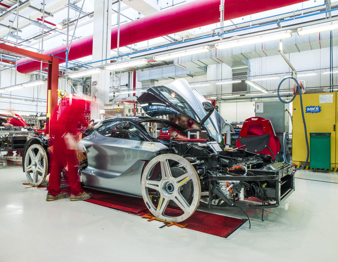 39.-LaFerrari-in-production