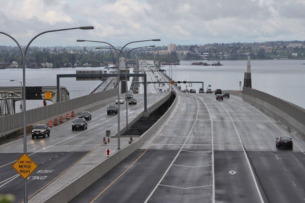 Evergreen_Point_Floating_Bridge_(2016)_from_east_end_after_opening,_April_2016