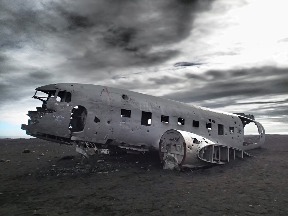 abandoned_plane_aircraft_wreckage_wreck_icelandic_landscape-1380202.jpg!d