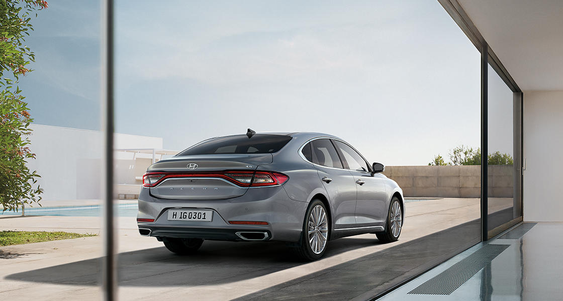 azera-ig-gallery-right-side-rear-view-parked-outside-pc