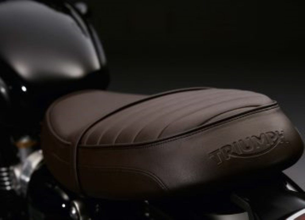 bonneville-t120-black-details-seat2-low-lb