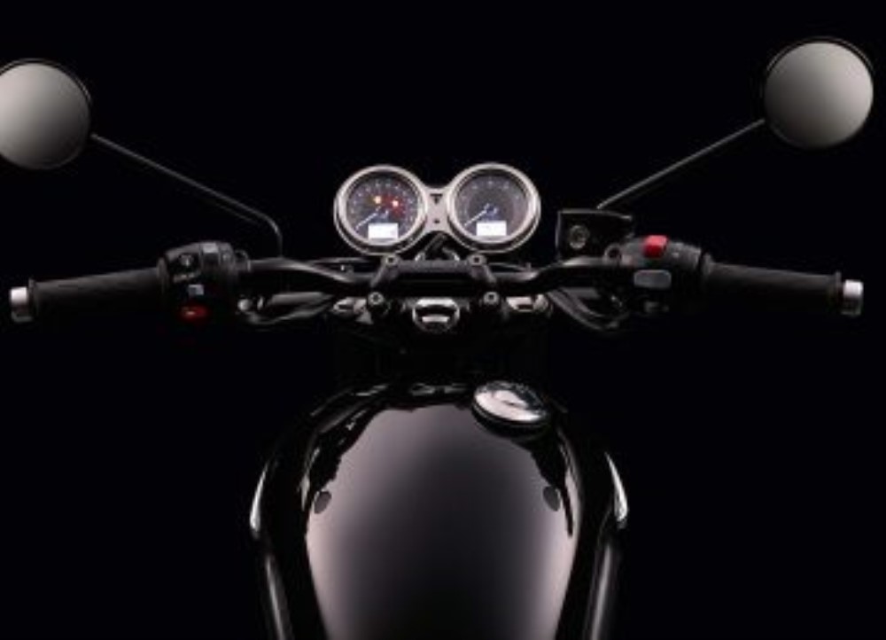 bonneville-t120-black-details-tank-clocks-handlebars-lb