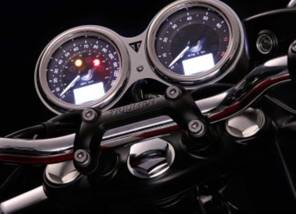 bonneville-t120-details-clocks-lb