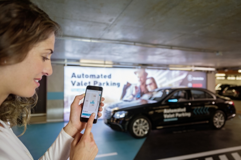 Bosch und Daimler zeigen fahrerloses Parken im realen Verkehr: Weltpremiere im Parkhaus des Mercedes-Benz Museums