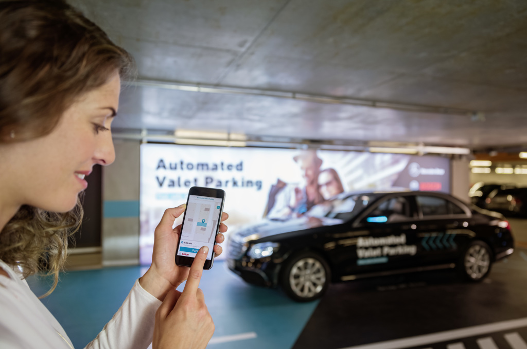 Bosch und Daimler zeigen fahrerloses Parken im realen Verkehr: Weltpremiere im Parkhaus des Mercedes-Benz Museums