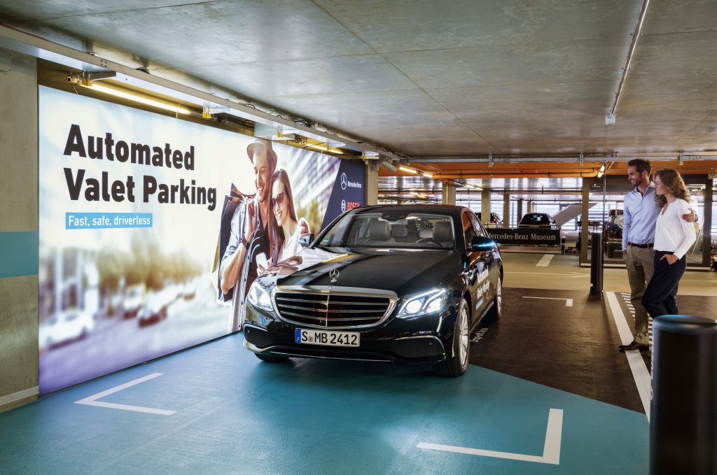 Bosch und Daimler zeigen fahrerloses Parken im realen Verkehr: Weltpremiere im Parkhaus des Mercedes-Benz Museums