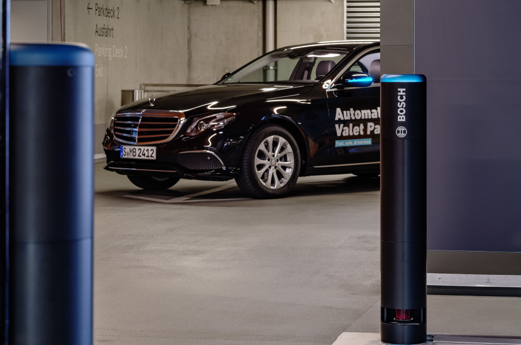 Bosch und Daimler zeigen fahrerloses Parken im realen Verkehr: Weltpremiere im Parkhaus des Mercedes-Benz Museums