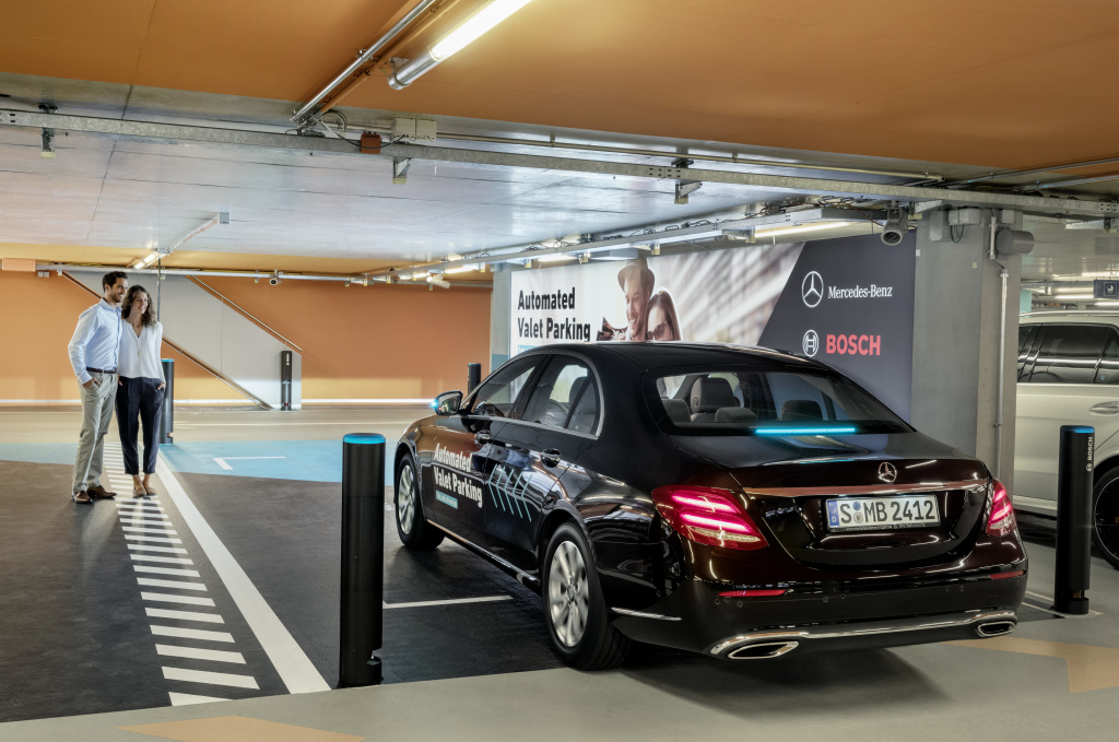 Bosch und Daimler zeigen fahrerloses Parken im realen Verkehr: Weltpremiere im Parkhaus des Mercedes-Benz Museums