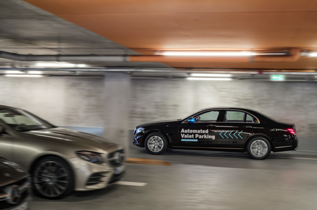 Bosch und Daimler zeigen fahrerloses Parken im realen Verkehr: Weltpremiere im Parkhaus des Mercedes-Benz Museums
