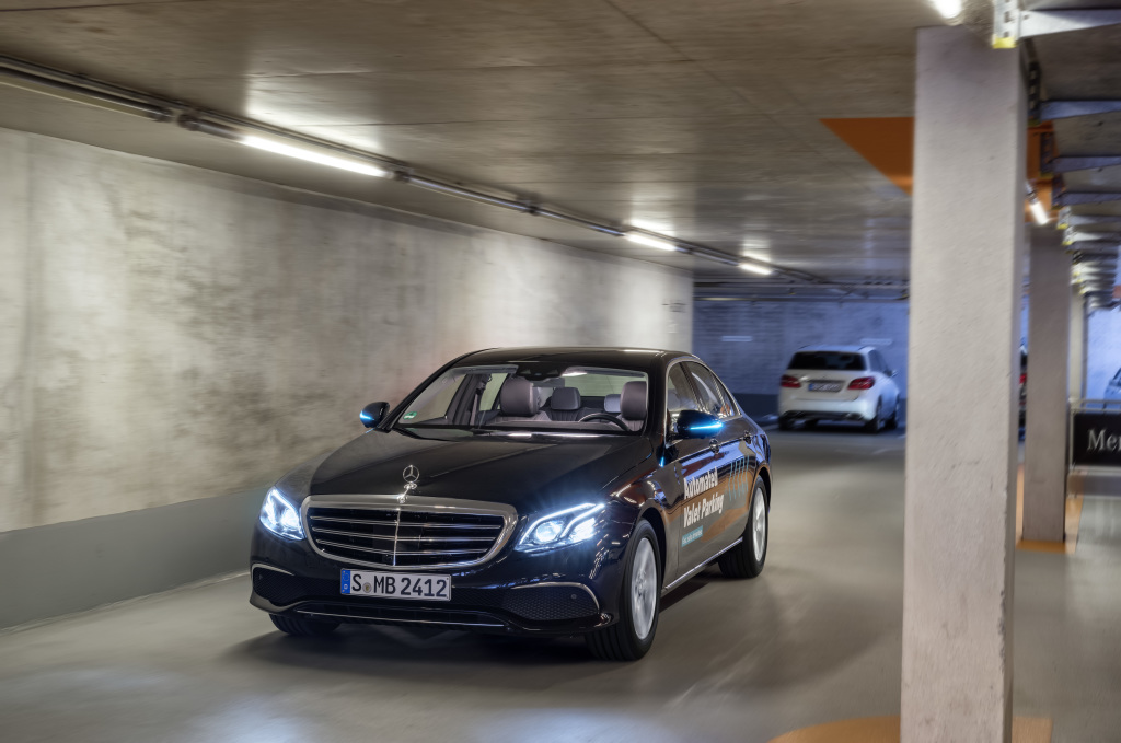 Bosch und Daimler zeigen fahrerloses Parken im realen Verkehr: Weltpremiere im Parkhaus des Mercedes-Benz Museums