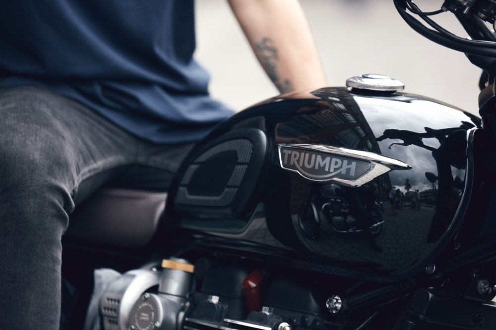 triumph-t120b-lifestyle-0101-lb