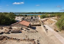 Observação de estrelas nas ruínas romanas de Troia em agosto