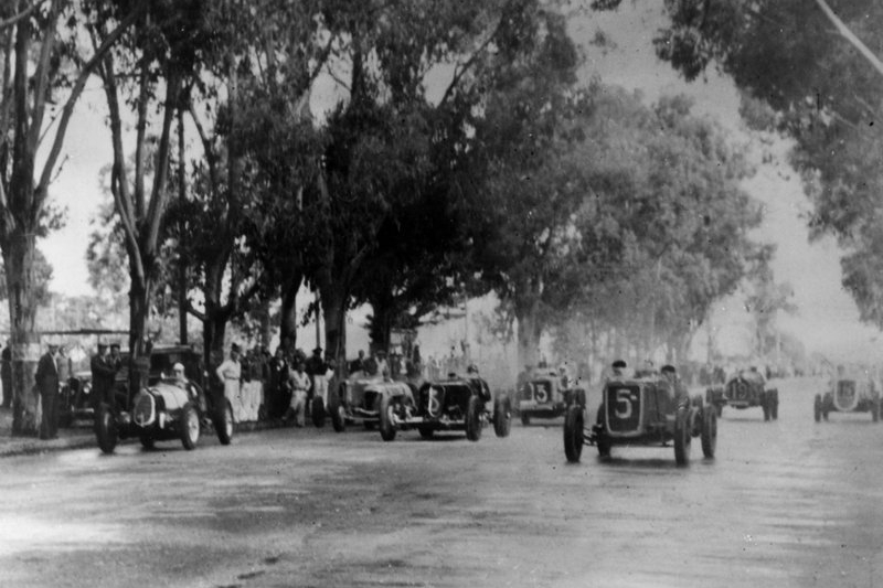 1938-juan-manuel-fangio-ford-v8-special-in-h_2718090