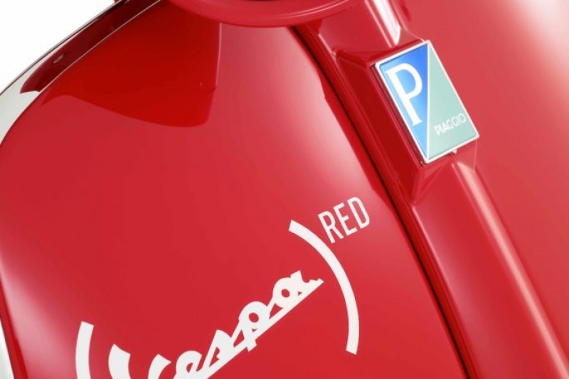 2017-vespa-946-red-first-look-scooter-u2-683×1024