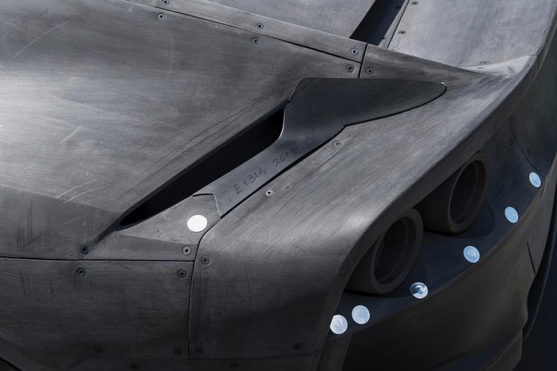 Ferrari Dettaglio Modello aerodinmico 812Superfast, sullo sfondo