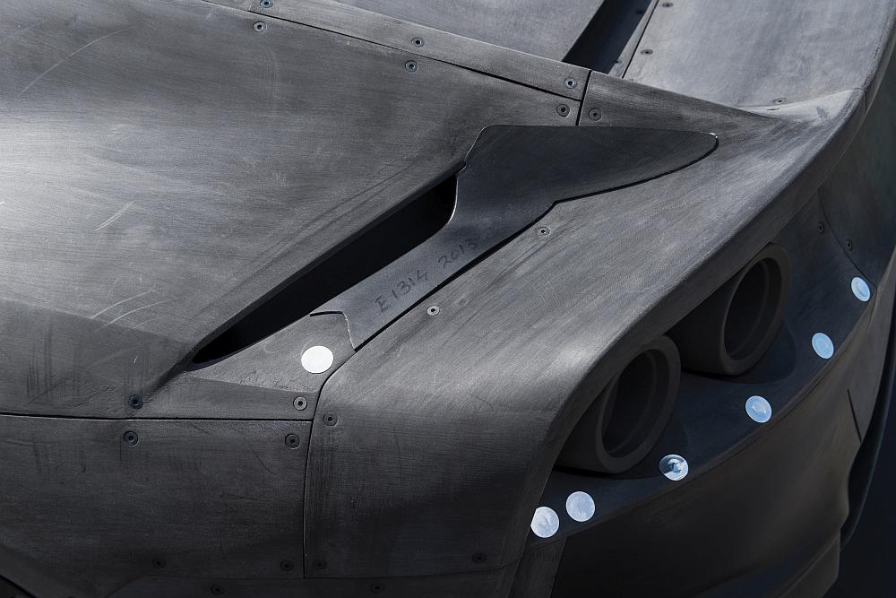 Ferrari Dettaglio Modello aerodinmico 812Superfast, sullo sfondo