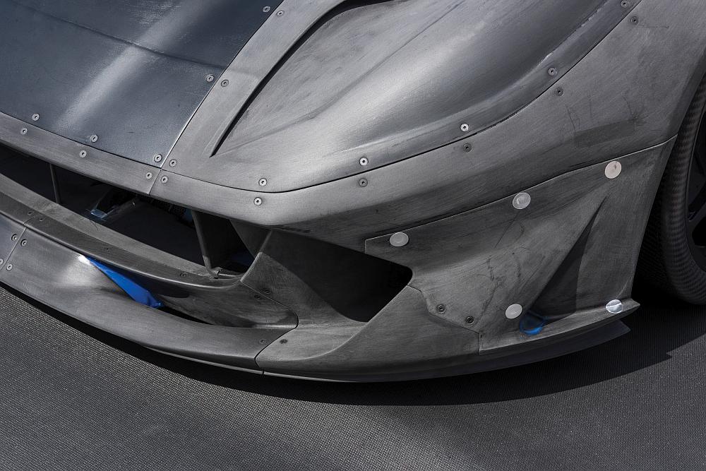 Ferrari Dettaglio Modello aerodinmico 812Superfast, sullo sfondo