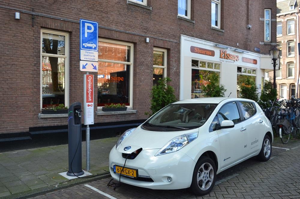 Nissan_Leaf_aan_Amsterdamse_laadpaal