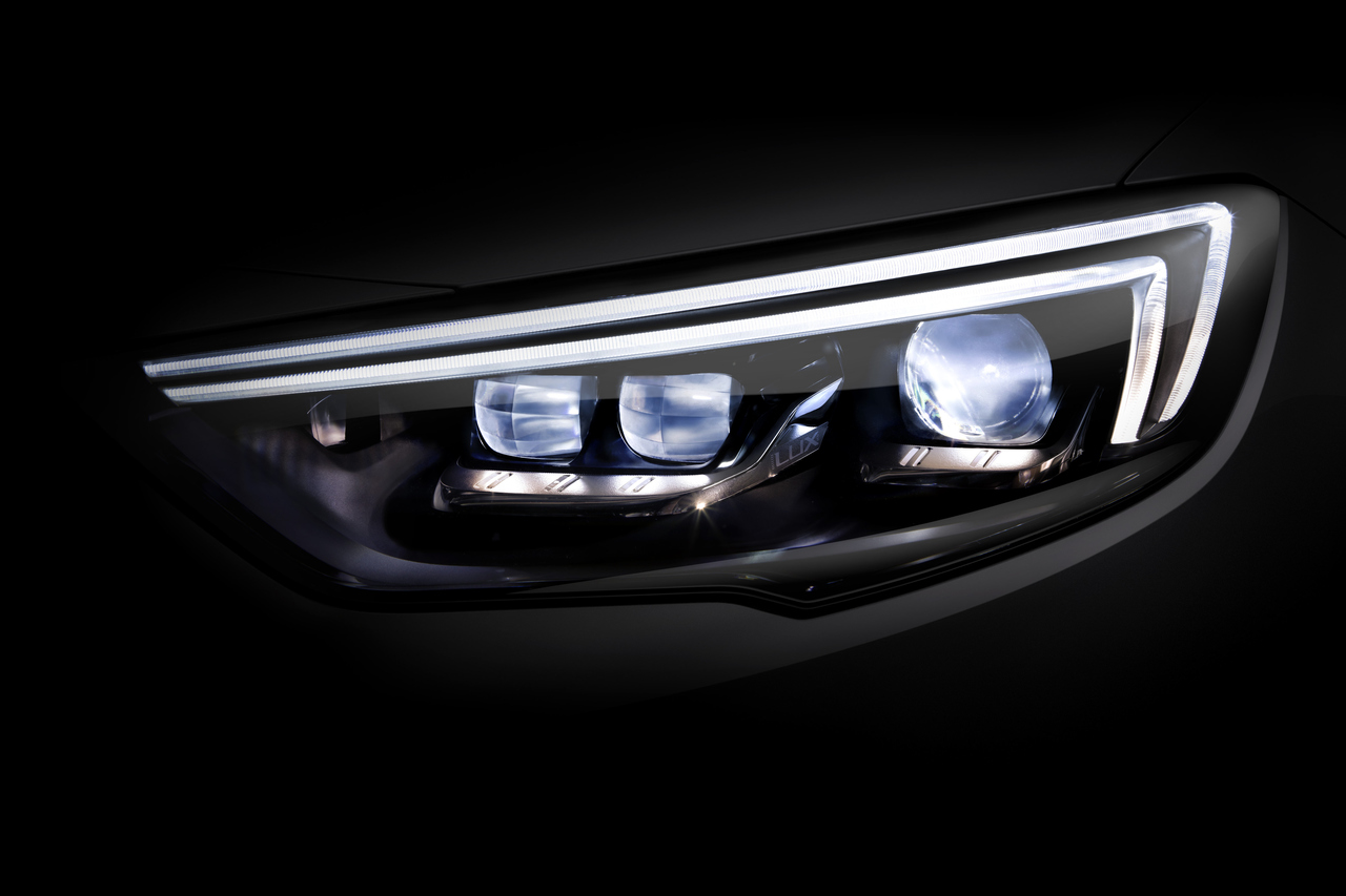 Opel-Insignia-IntelliLux-Matrix-Light-303845_Easy-Resize.com