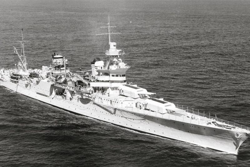 USS_Indianapolis_(CA-35)_underway_at_sea_on_27_September_1939_(80-G-425615)