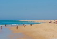 Uma ilha deserta até em agosto para descobrir a pé