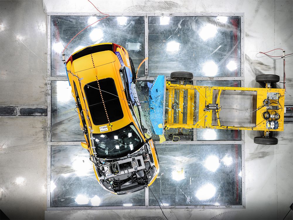 New Volvo XC40 – Crash Test side impact – from above