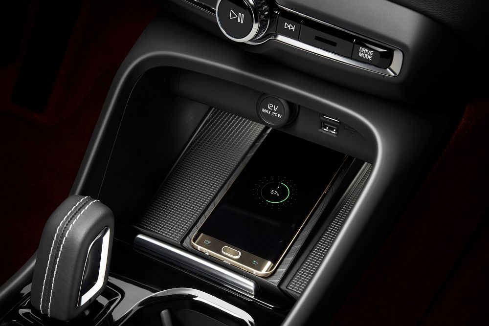 New Volvo XC40 – Wireless phone charging