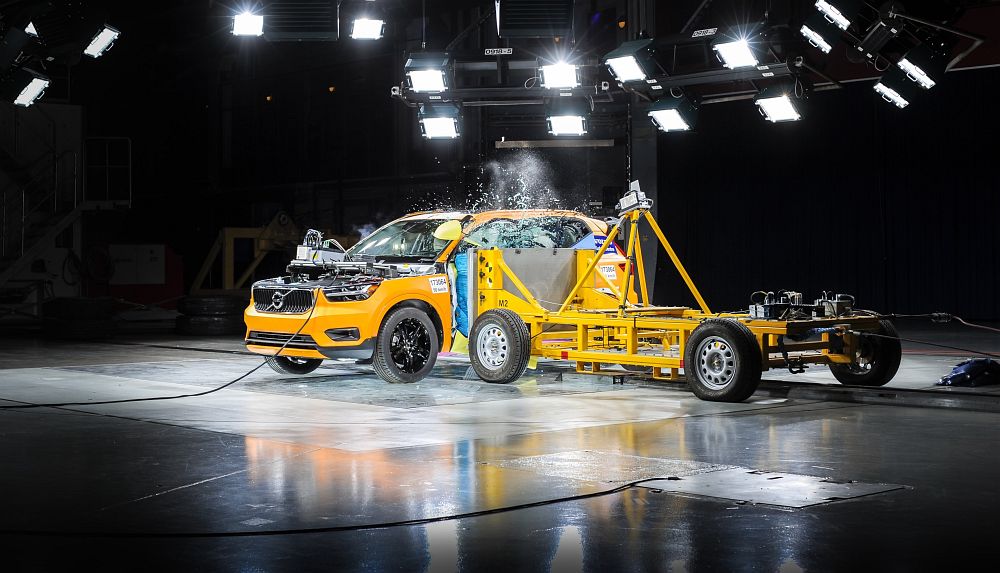 New Volvo XC40 – Crash Test side impact – from 3/4 angle