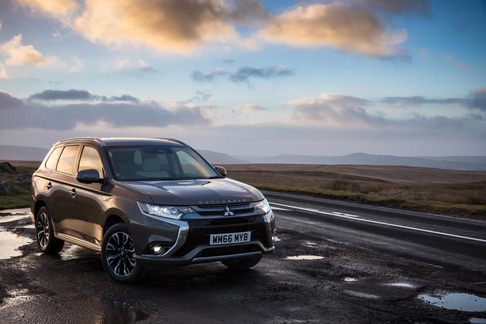 28-Mitsubishi-Outlander-PHEV