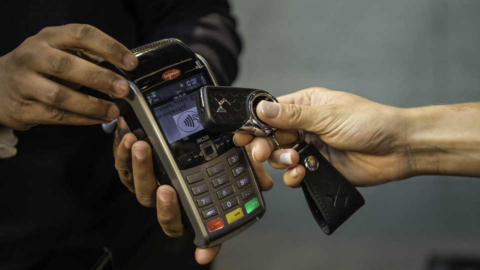 DS-3-Connected-Chic-with-Contactless-Payment-key-8418-1-960×600