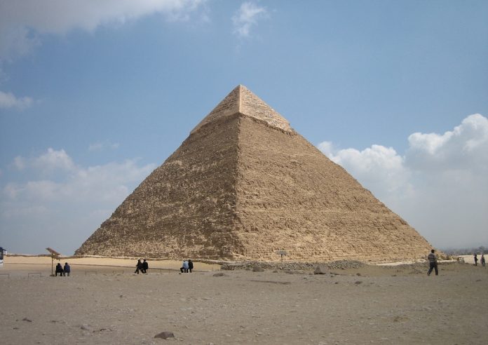 Great_Pyramid_of_Giza_2427530661-696x492.jpg