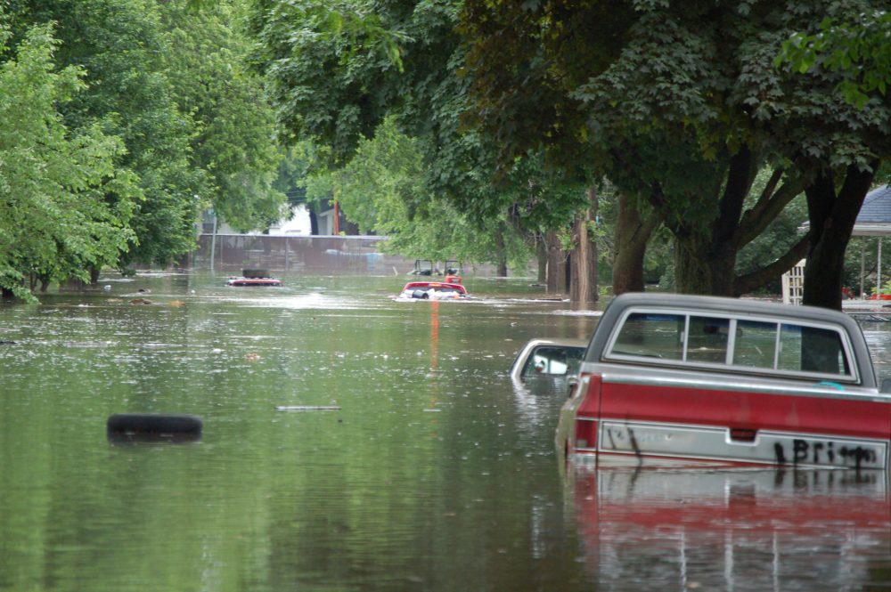 Sunken_cars_on_flooded_street_in_Cedar_Rapids_Iowa