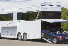 Com esta auto-caravana, até pode viajar com o carro na bagageira