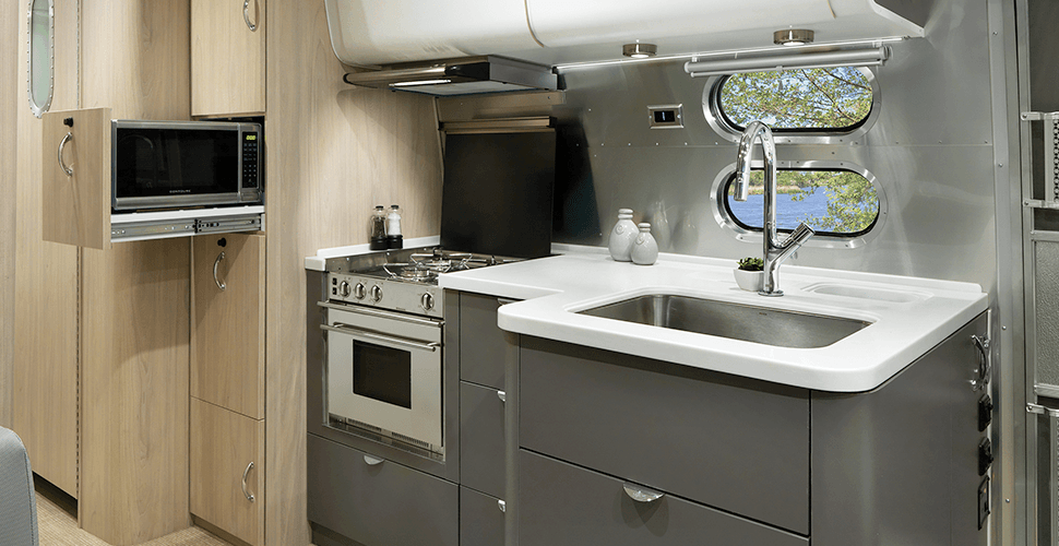 17-Airstream_MY18_Globetrotter_Design_Beauty-That-Lasts_BIG_Modern-Galley